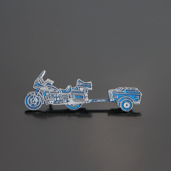Biker Hat Lapel Pin Rally Wagon Motorcycle Trailer - Picture 1 of 2